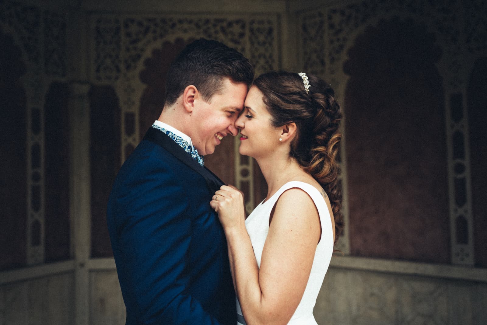 Emotionales Hochzeitsfoto eines Paares in Beilstein, aufgenommen vom Hochzeitsfotografen Niklas Hesser, spezialisiert auf Hochzeitsfotografie Heilbronn.