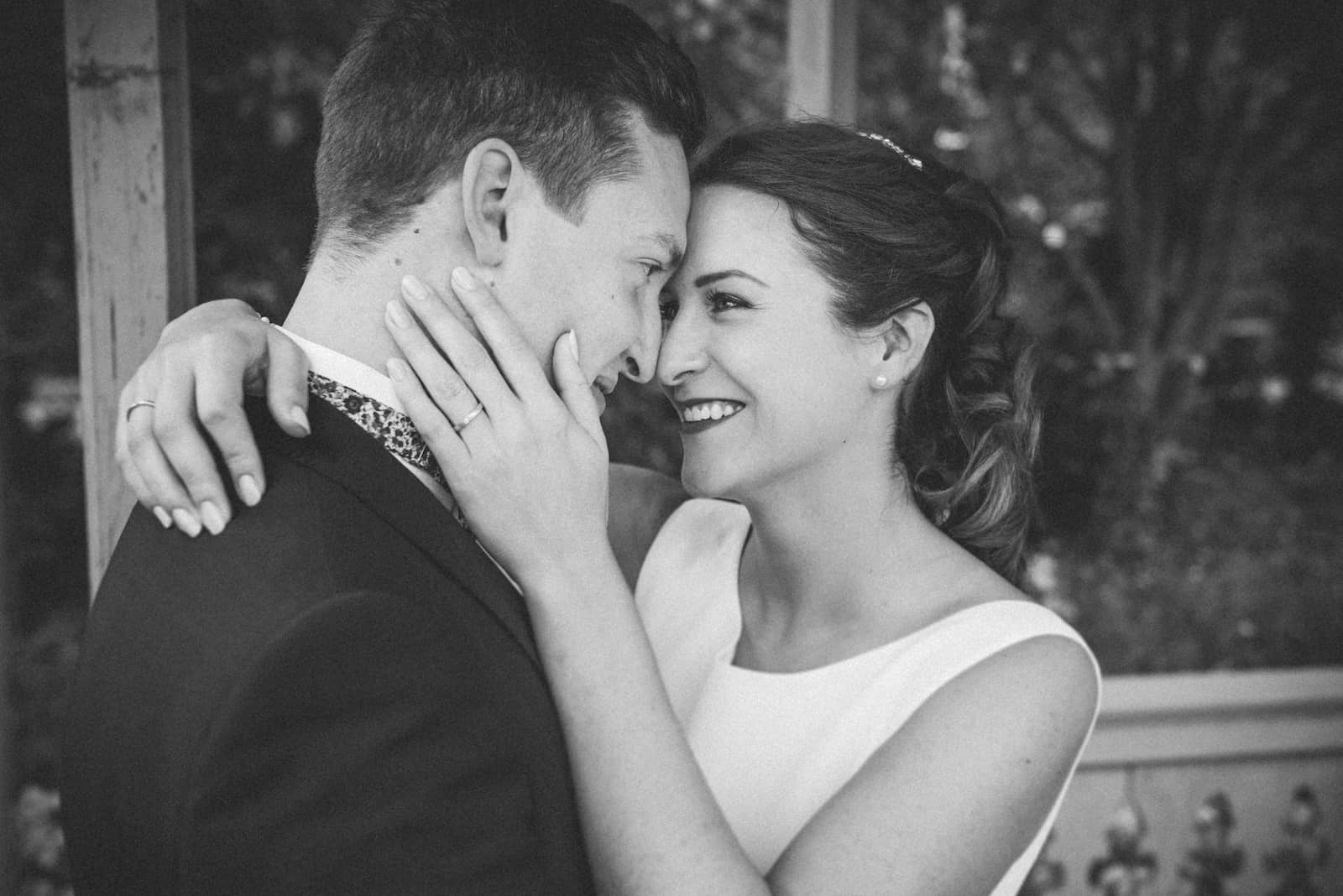 Hochzeitsfotografie in Beilstein, Brautpaar in innigem Moment, aufgenommen vom Hochzeitsfotografen Niklas Hesser