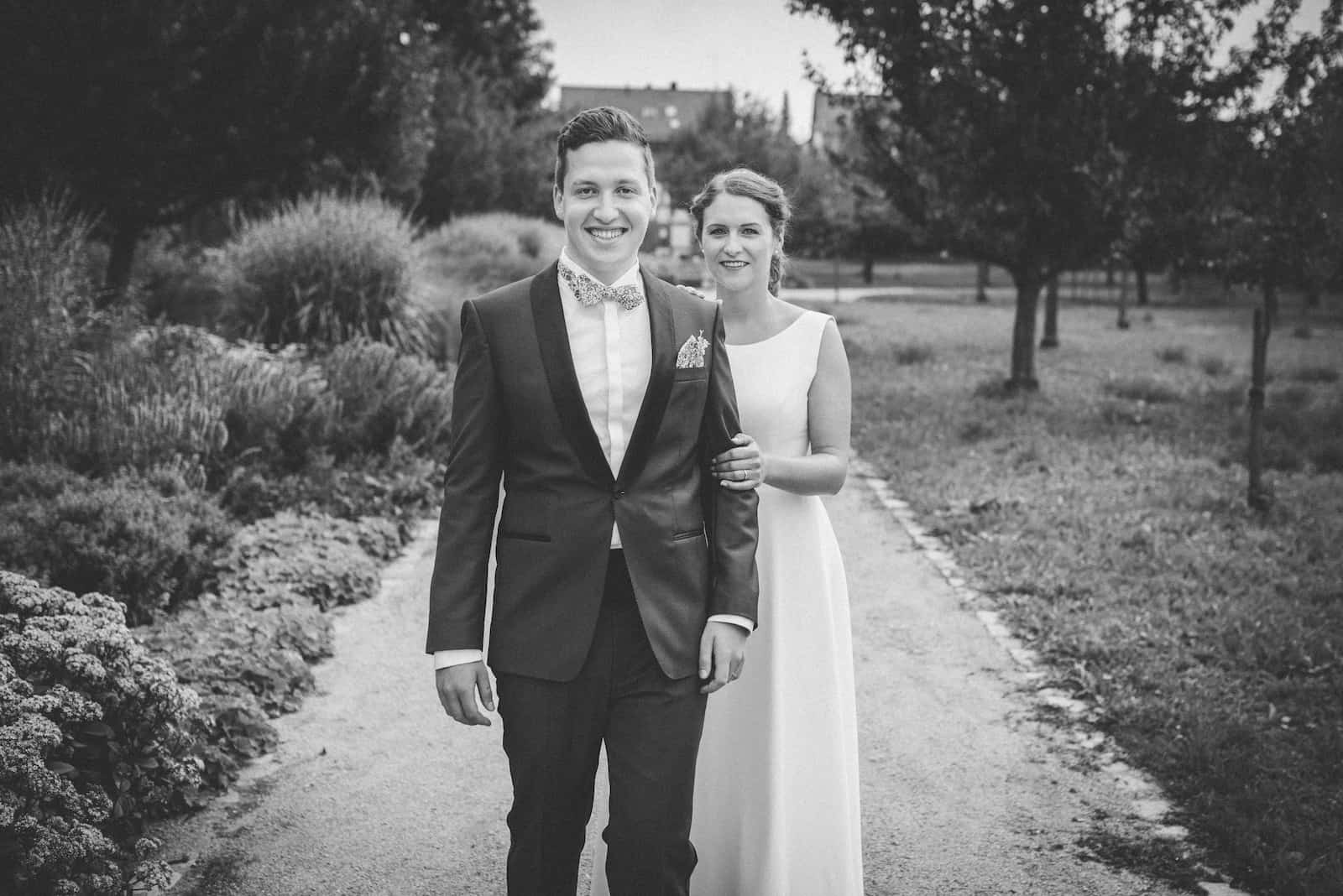 Hochzeitsfotografie in Beilstein, Brautpaar im Garten, fotografiert vom Hochzeitsfotografen Niklas Hesser.