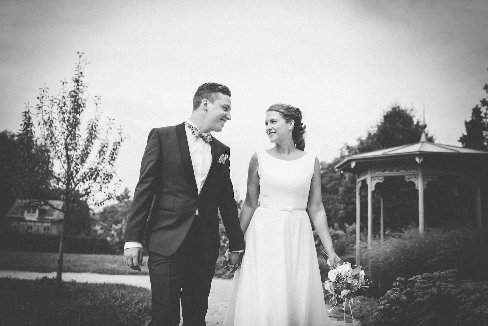 Hochzeitsfotografie in Beilstein, aufgenommen vom Hochzeitsfotografen Niklas Hesser, zeigt ein glückliches Paar im Garten.