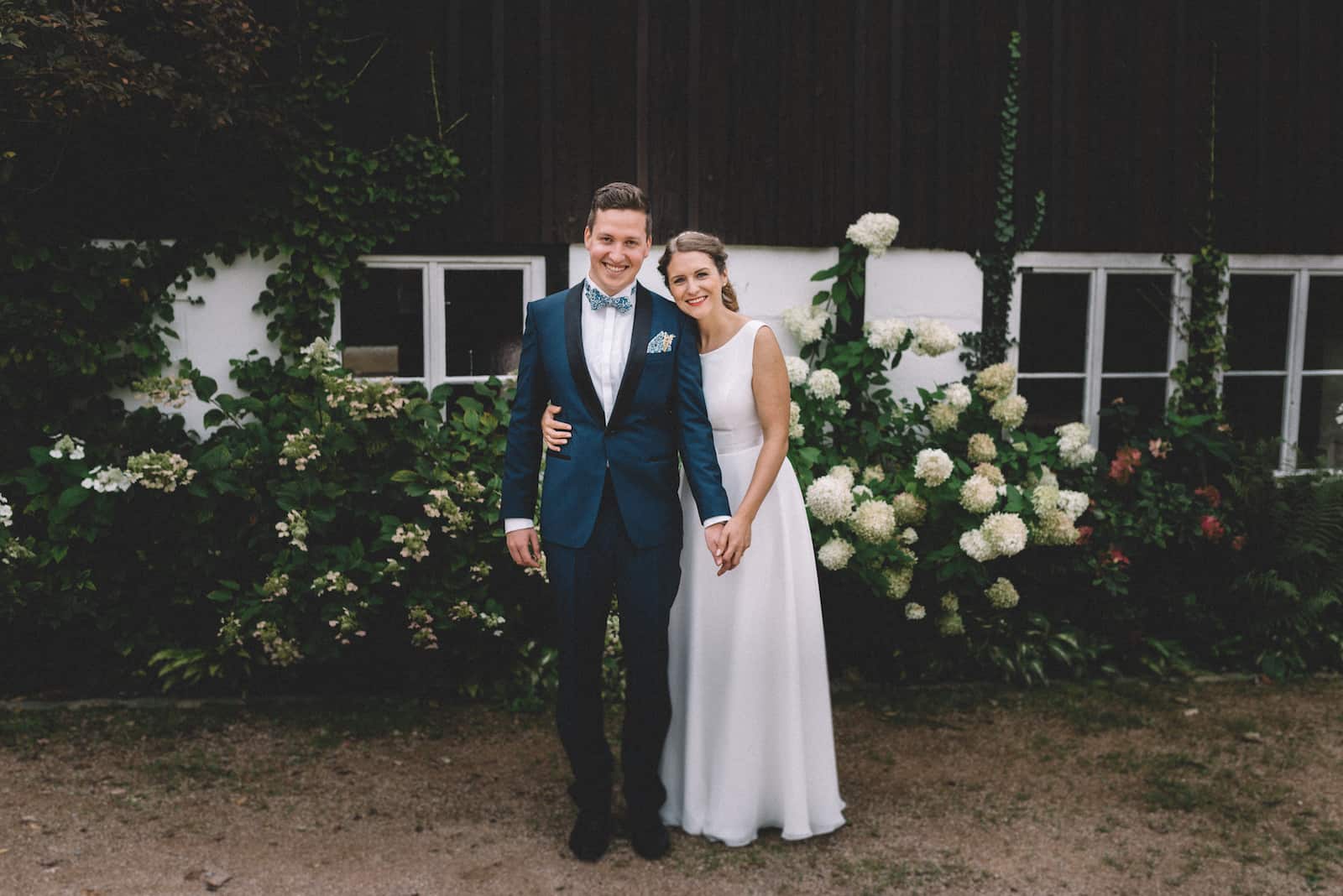 Hochzeitsfotografie in Beilstein, aufgenommen vom Hochzeitsfotografen Niklas Hesser, zeigt ein glückliches Brautpaar vor einer malerischen Kulisse.