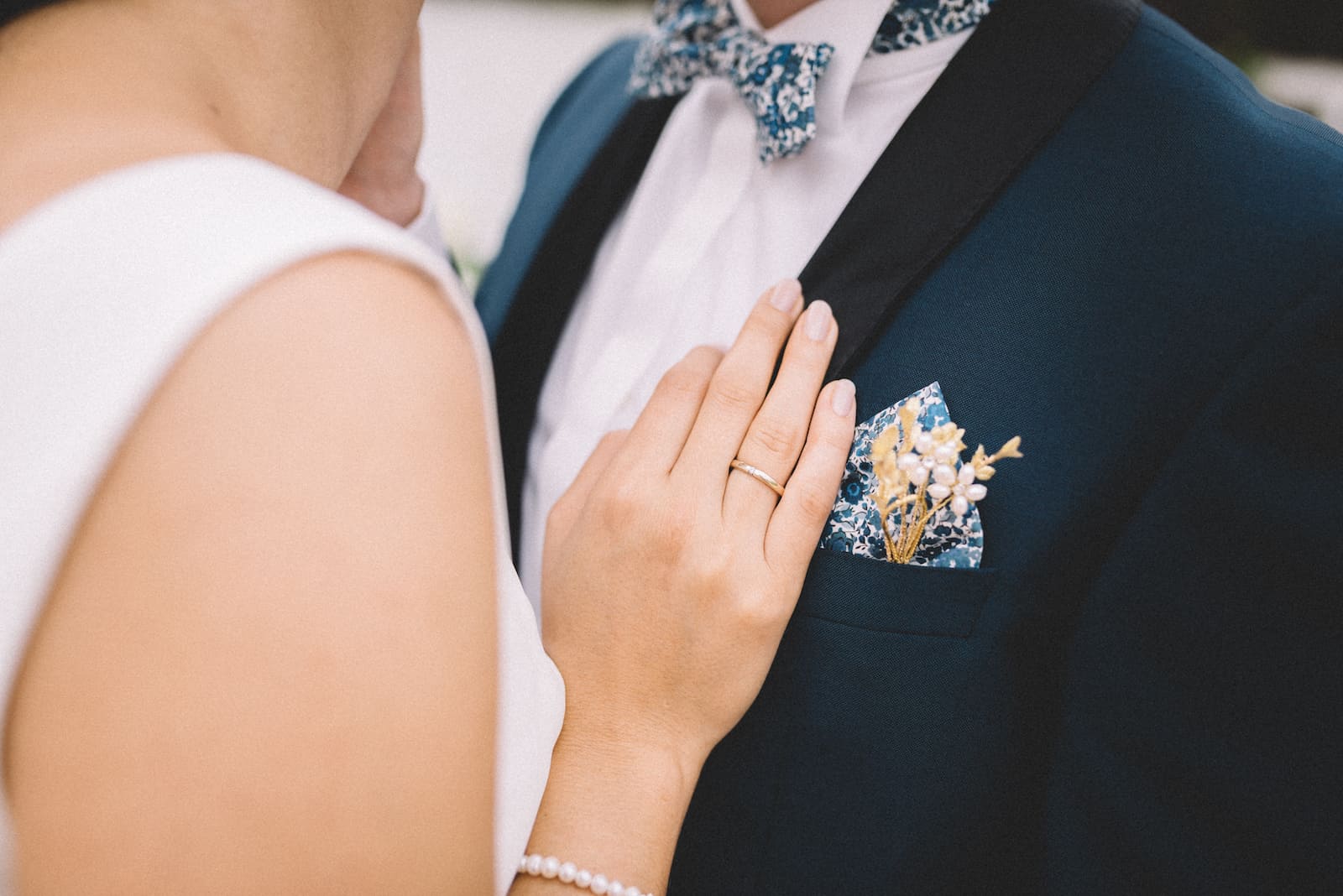 Detailaufnahme eines Brautpaares bei der Hochzeitsfotografie in Beilstein, die den modernen und authentischen Stil von Niklas Hesser zeigt.