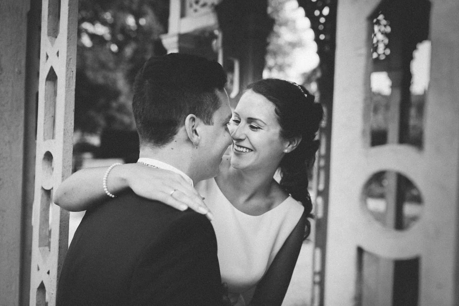 Hochzeitsfotografie in Beilstein: Ein Paar teilt einen emotionalen Moment bei ihrer standesamtlichen Trauung.