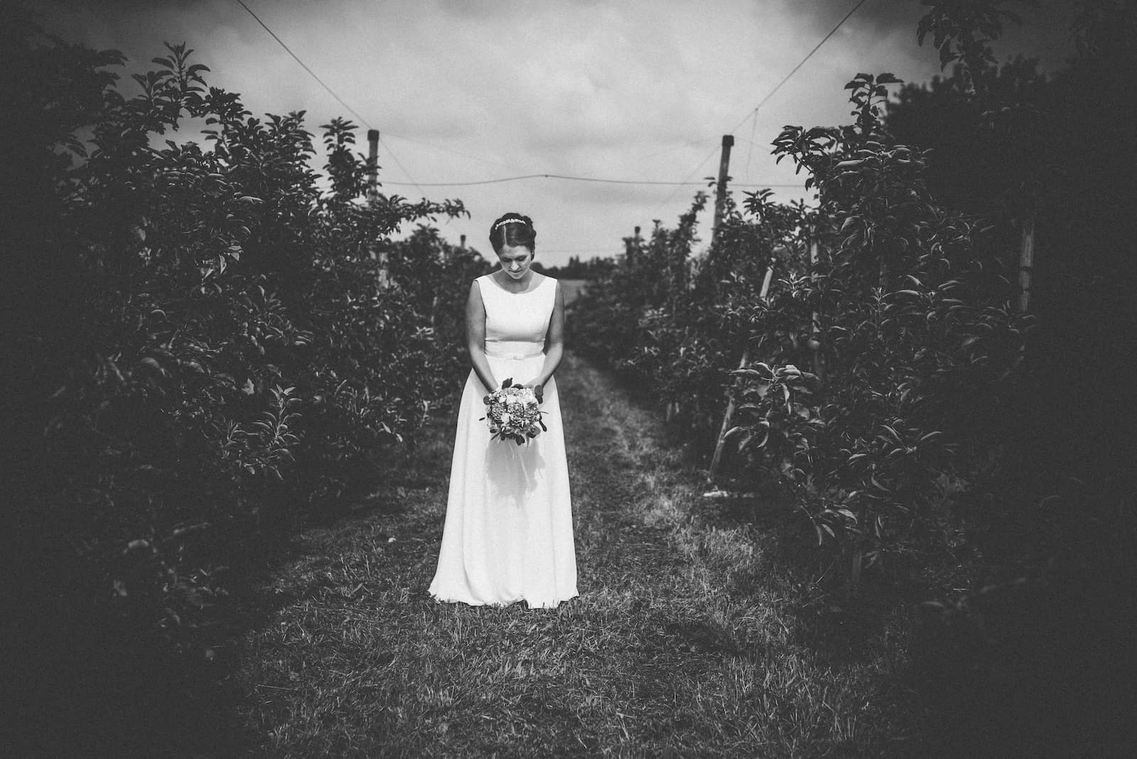 Hochzeitsfotografie in Beilstein: Braut im Garten, aufgenommen vom Hochzeitsfotografen Niklas Hesser