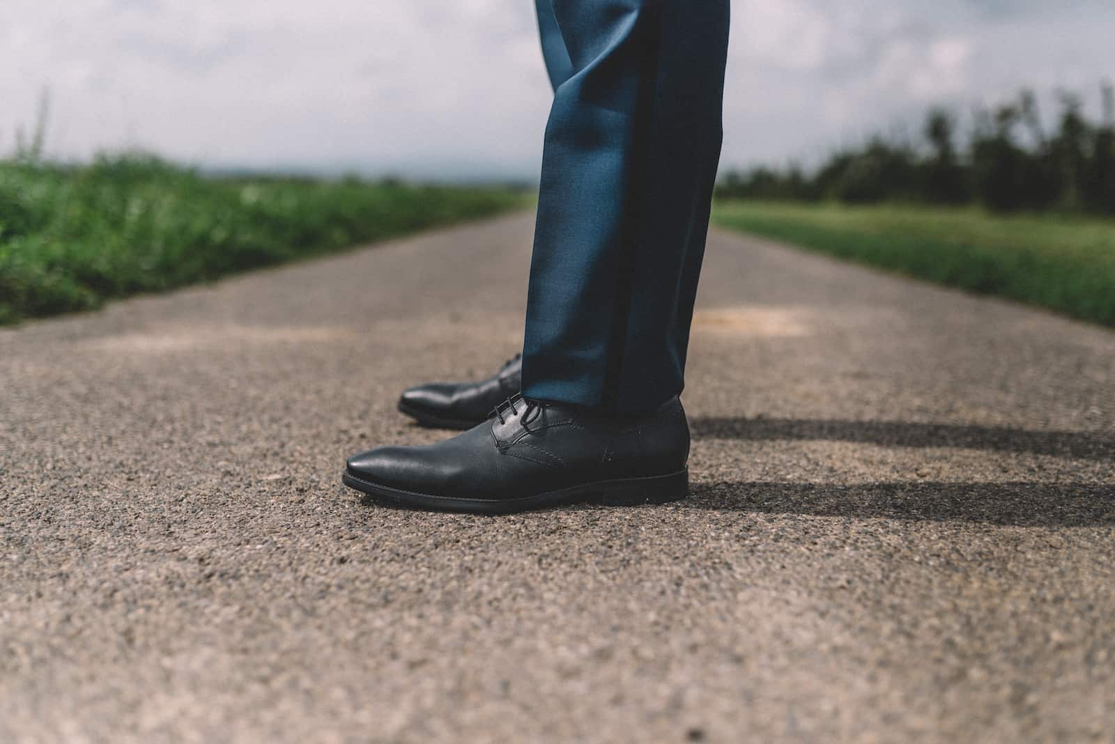 Detailaufnahme von eleganten Hochzeitsschuhen auf einer Landstraße bei einem Standesamt Shooting in Beilstein.
