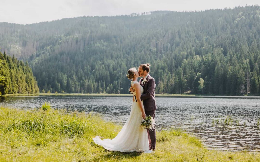 Hochzeitsfotografie am Lohberg mit einem Brautpaar am See, aufgenommen vom Hochzeitsfotografen Niklas Hesser.