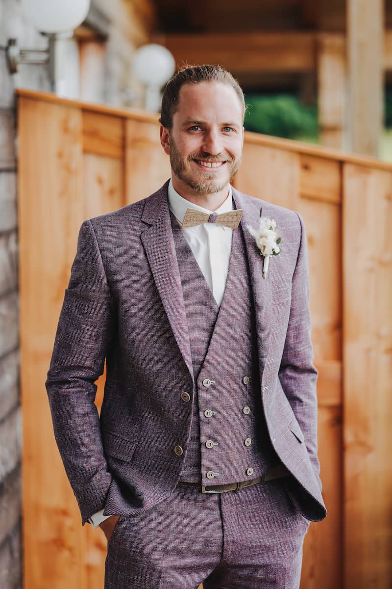 Bräutigam in elegantem Anzug bei der Hochzeitsfotografie in Lohberg, aufgenommen vom Hochzeitsfotografen Niklas Hesser.