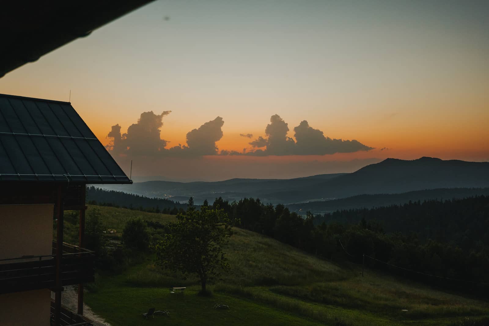 Sonnenuntergang über den Hügeln von Lohberg, eingefangen von einem Hochzeitsfotografen.
