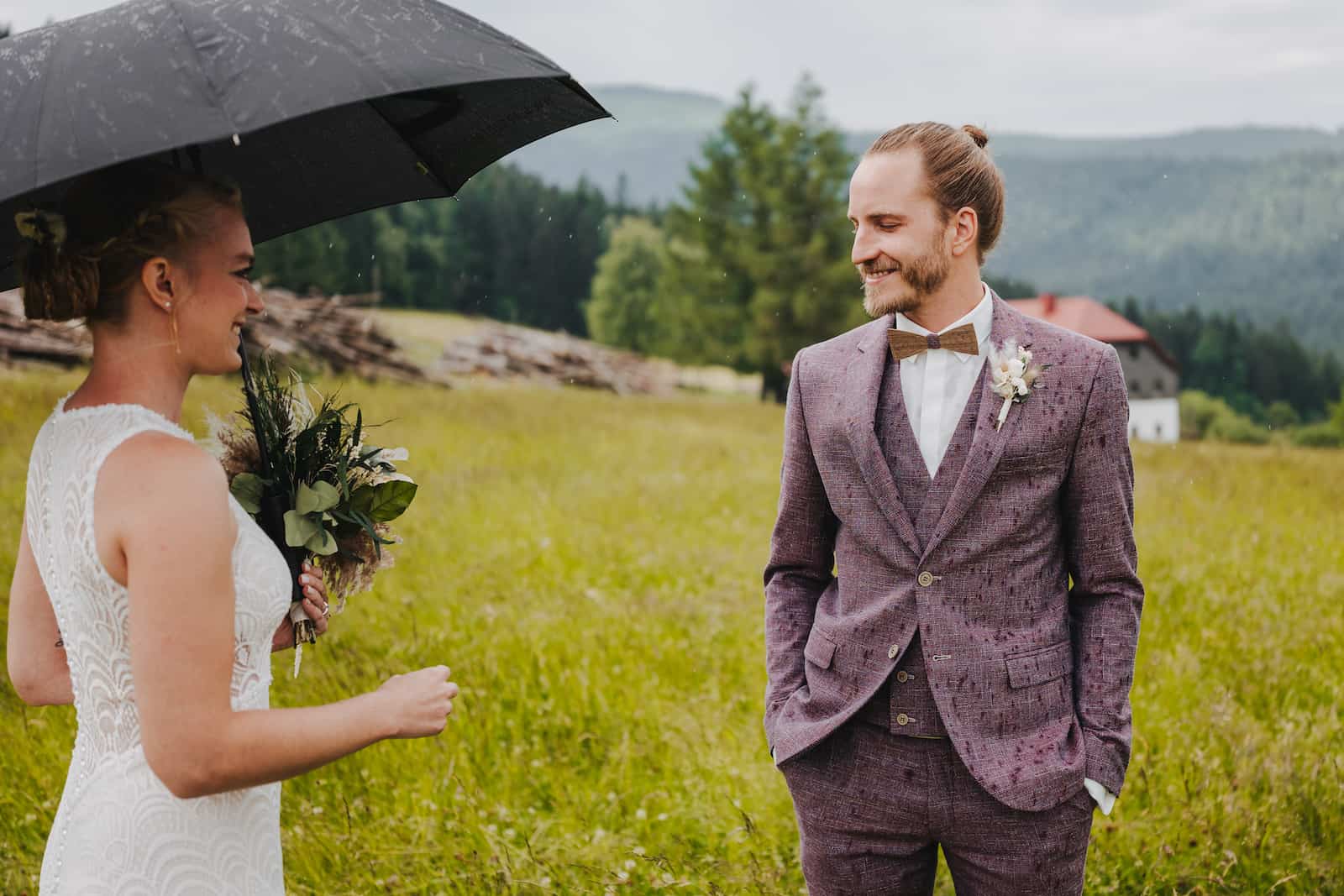 Hochzeitsfotografie im Freien bei Regen in Lohberg, aufgenommen vom Hochzeitsfotografen Niklas Hesser.