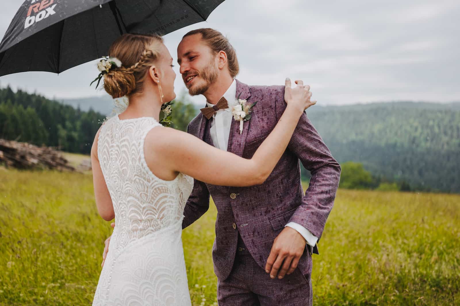Hochzeitsfotografie im Freien bei Regen in Lohberg, aufgenommen vom Hochzeitsfotografen Niklas Hesser.