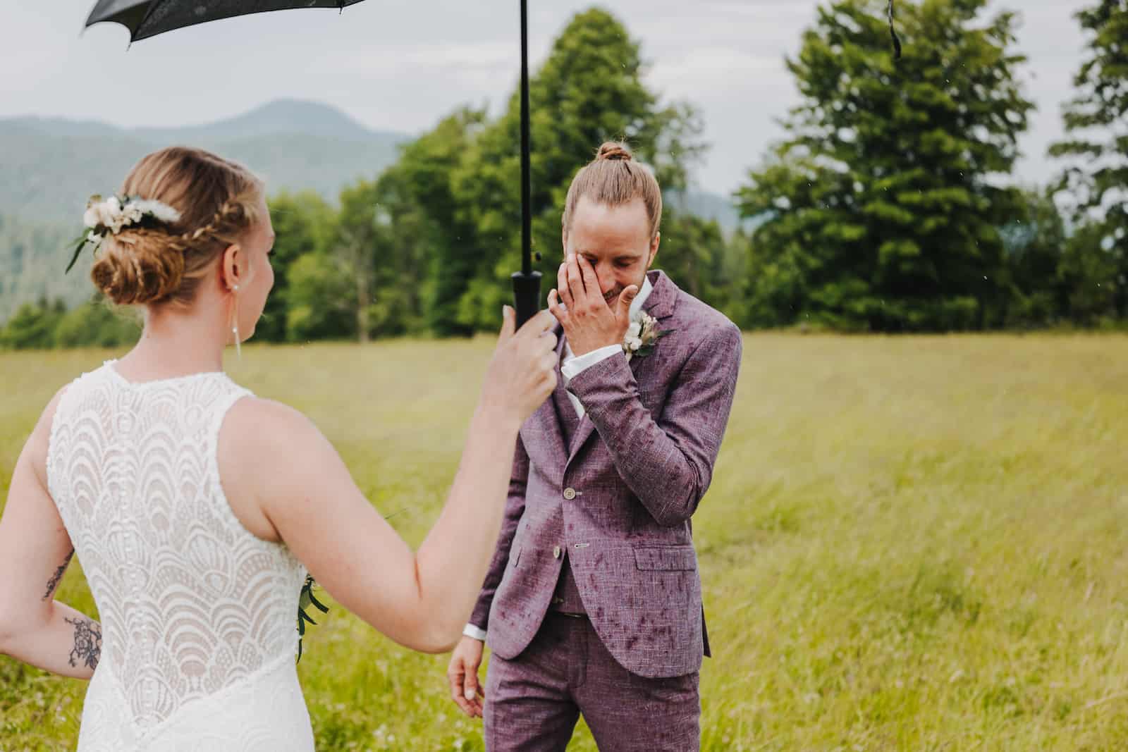 Emotionaler Moment bei einer Hochzeit im Freien, festgehalten vom Hochzeitsfotografen in Heilbronn.