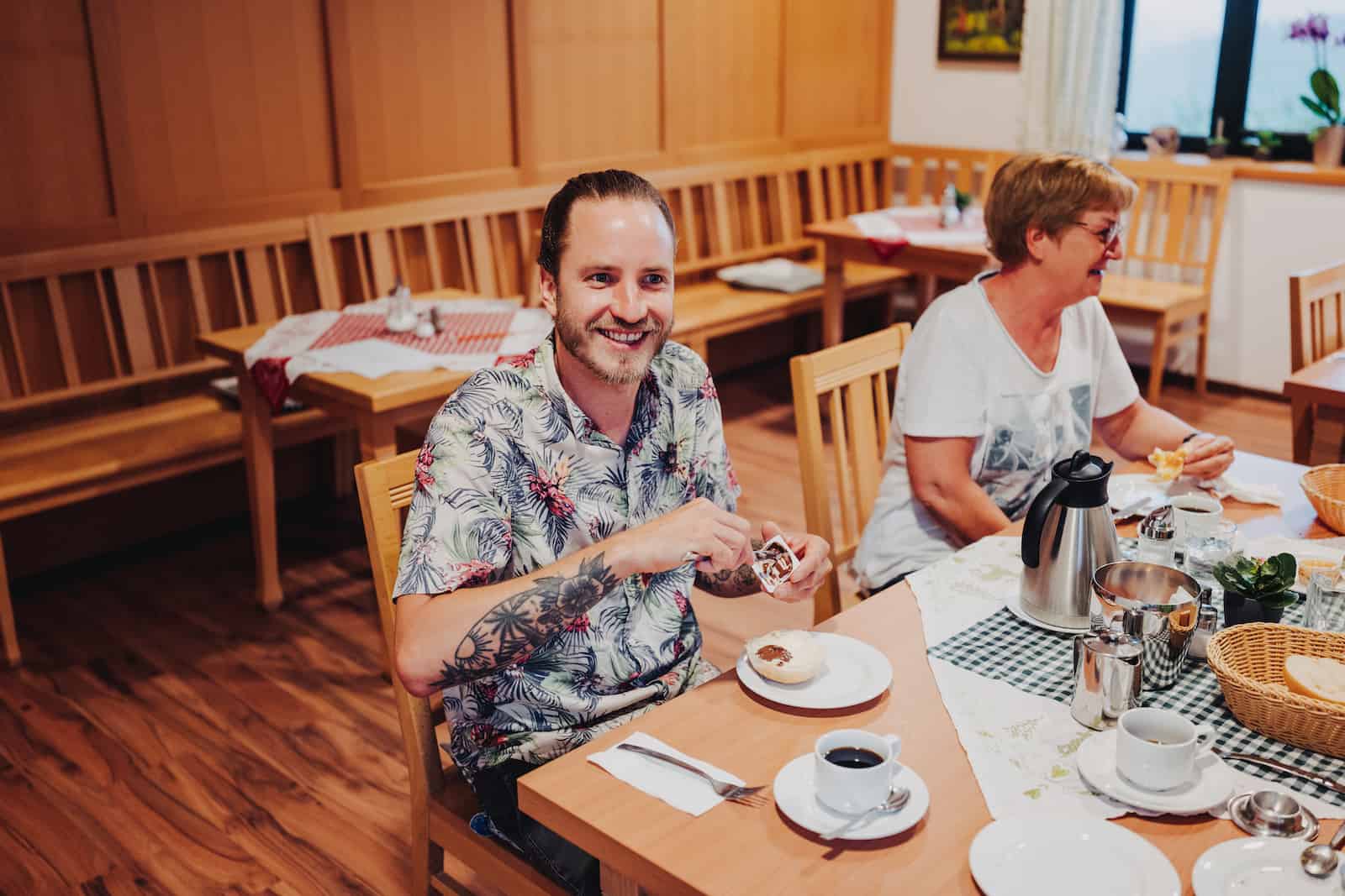 Fröhlicher Moment beim Frühstück während einer Hochzeitsfeier in Lohberg, festgehalten von einem Hochzeitsfotografen.