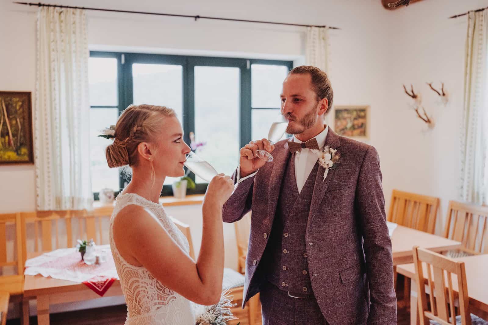 Hochzeitspaar beim Anstoßen im Standesamt Lohberg, fotografiert vom Hochzeitsfotografen Niklas Hesser.