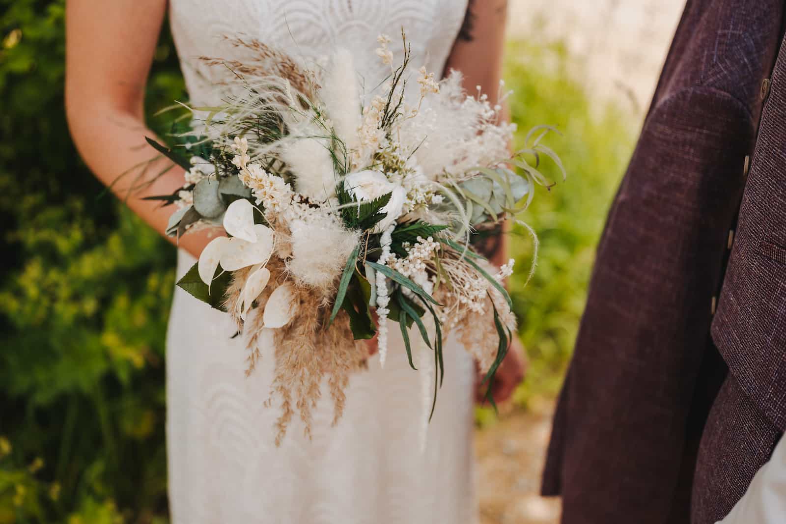 Brautstrauß bei einer standesamtlichen Hochzeit in Lohberg, fotografiert vom Hochzeitsfotografen Niklas Hesser.