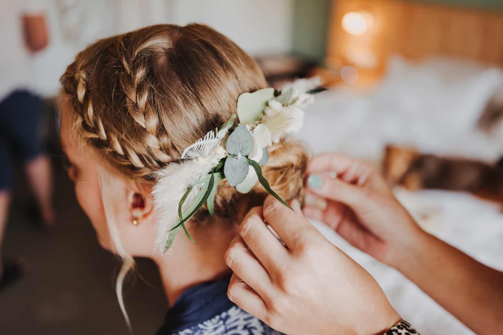 Detailaufnahme einer Brautfrisur mit Blumenarrangement bei einer standesamtlichen Hochzeit in Lohberg, fotografiert vom Hochzeitsfotografen Niklas Hesser.