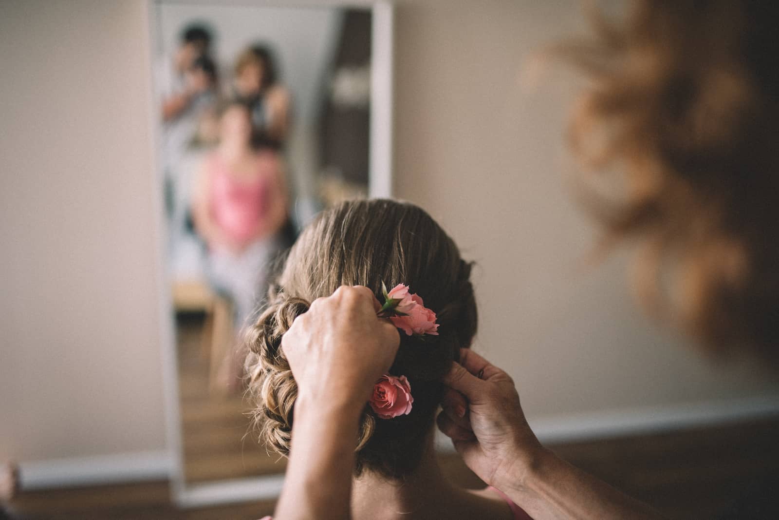 Detailaufnahme einer Brautfrisur mit Blumen bei der Hochzeitsfotografie in Möckmühl, vom Hochzeitsfotografen Niklas Hesser.