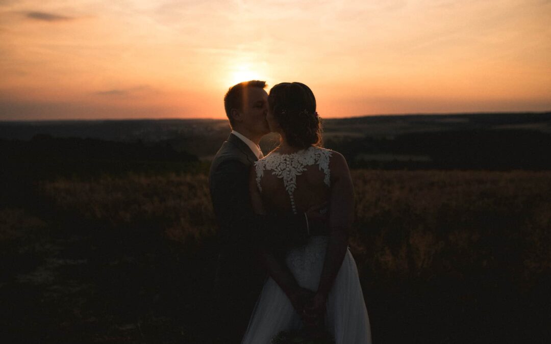 Romantische Hochzeitsfotografie bei Sonnenuntergang in Möckmühl, eingefangen vom Hochzeitsfotografen Niklas Hesser.