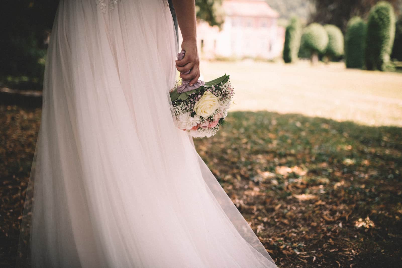 Braut mit Blumenstrauß bei einer Hochzeitsfotografie in Möckmühl, aufgenommen vom Hochzeitsfotografen Niklas Hesser.
