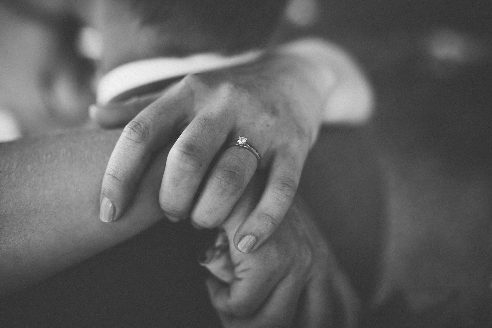 Nahaufnahme eines Verlobungsrings bei einer standesamtlichen Hochzeit in Möckmühl, festgehalten vom Hochzeitsfotografen Niklas Hesser.