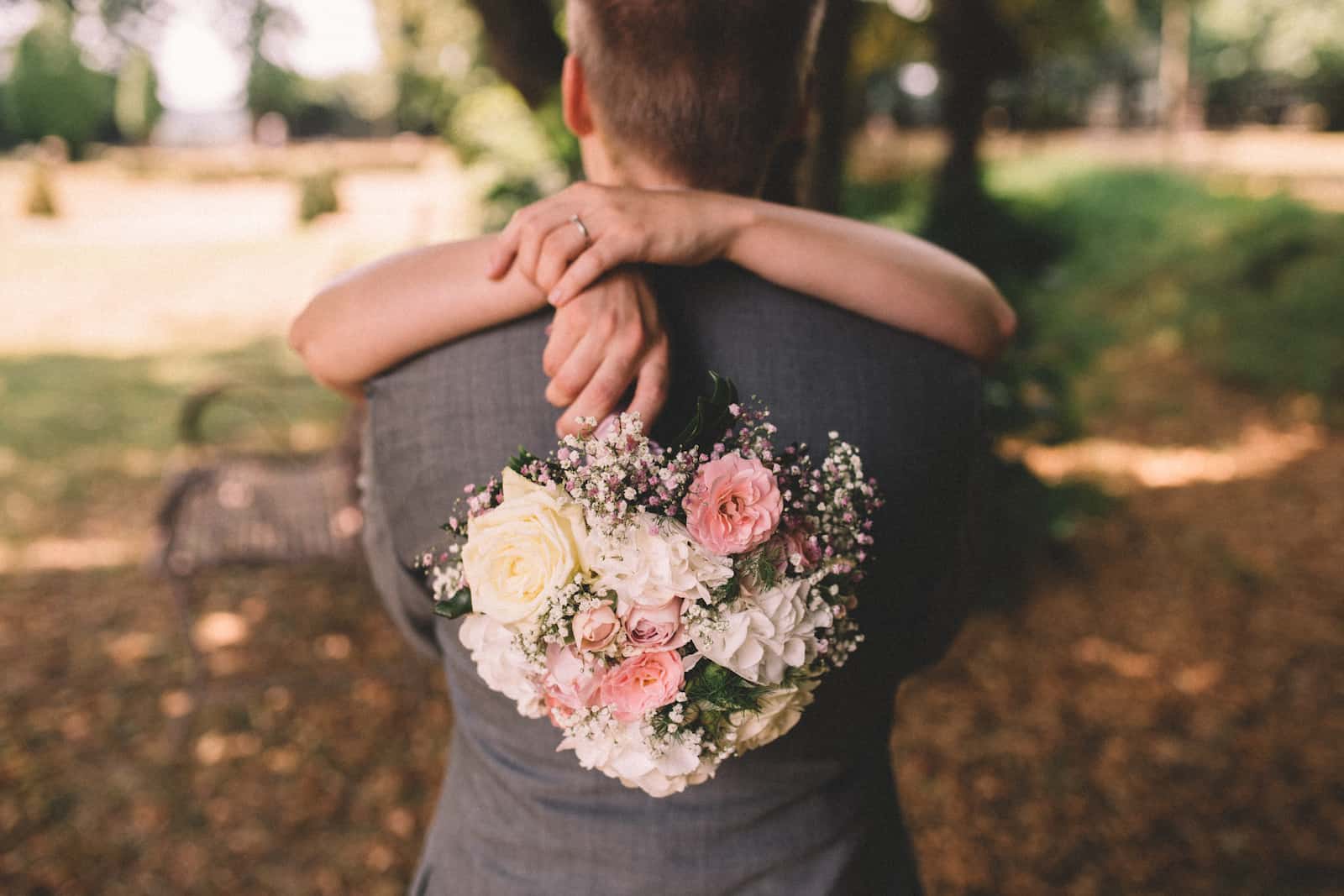 Romantisches Hochzeitsfoto im Standesamt Möckmühl mit Brautstrauß