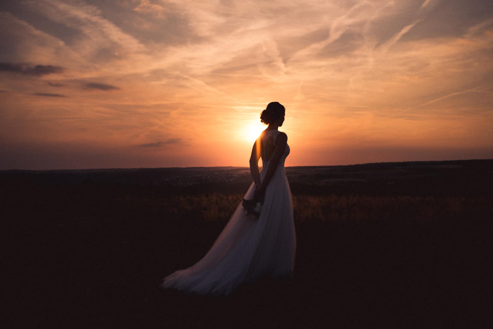 Hochzeitsfotografie bei Sonnenuntergang in Möckmühl, aufgenommen vom Hochzeitsfotografen Niklas Hesser.