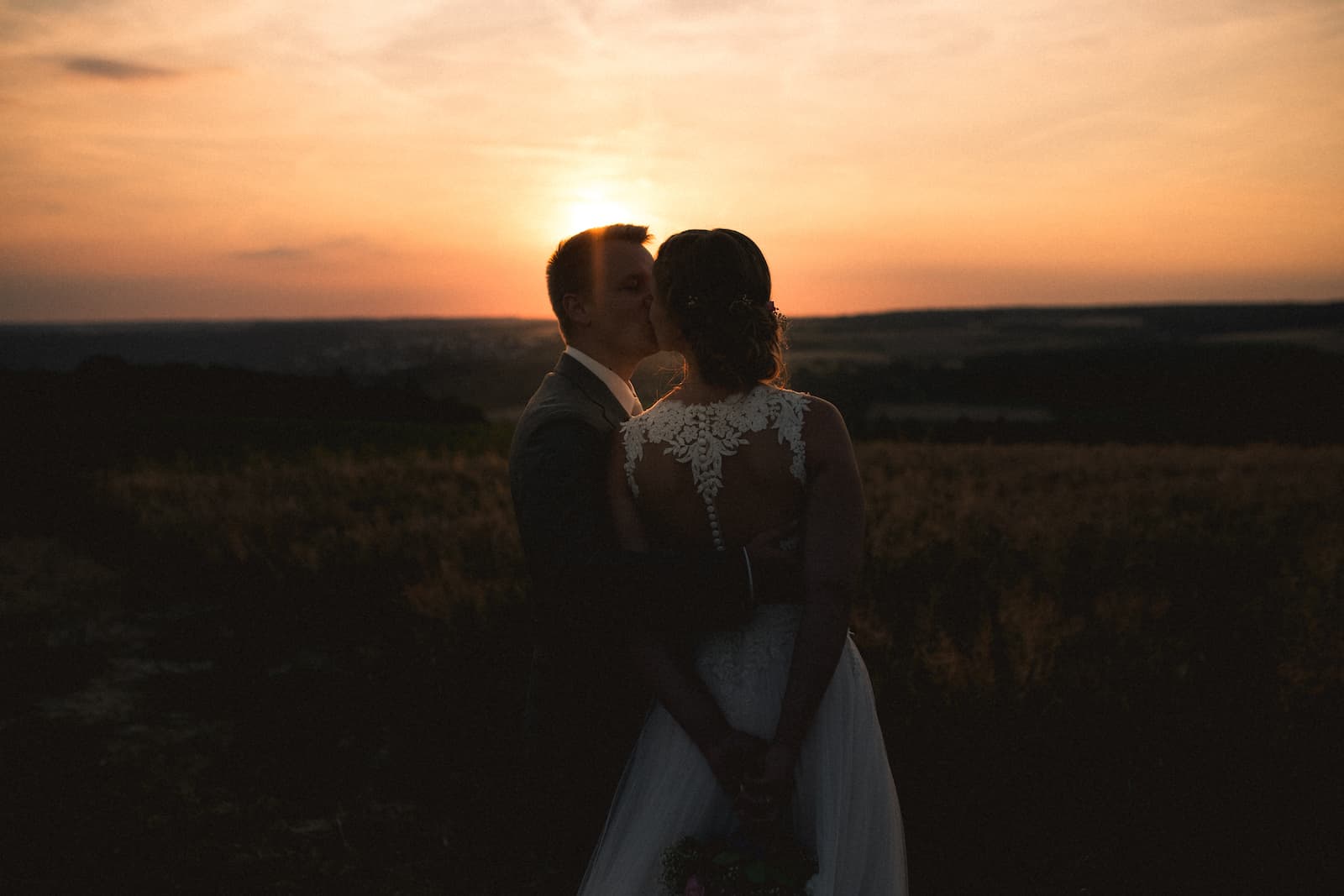 Romantische Hochzeitsfotografie bei Sonnenuntergang in Möckmühl, festgehalten vom Hochzeitsfotografen Niklas Hesser.