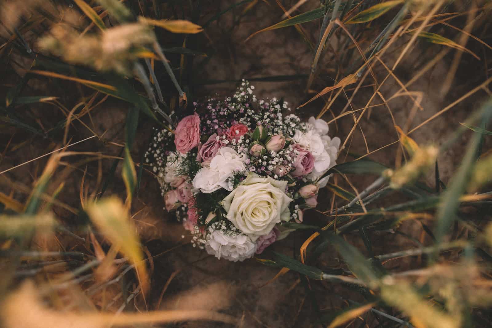 Hochzeitsstrauß in einem Feld bei einer standesamtlichen Trauung in Möckmühl, fotografiert vom Hochzeitsfotografen Niklas Hesser.