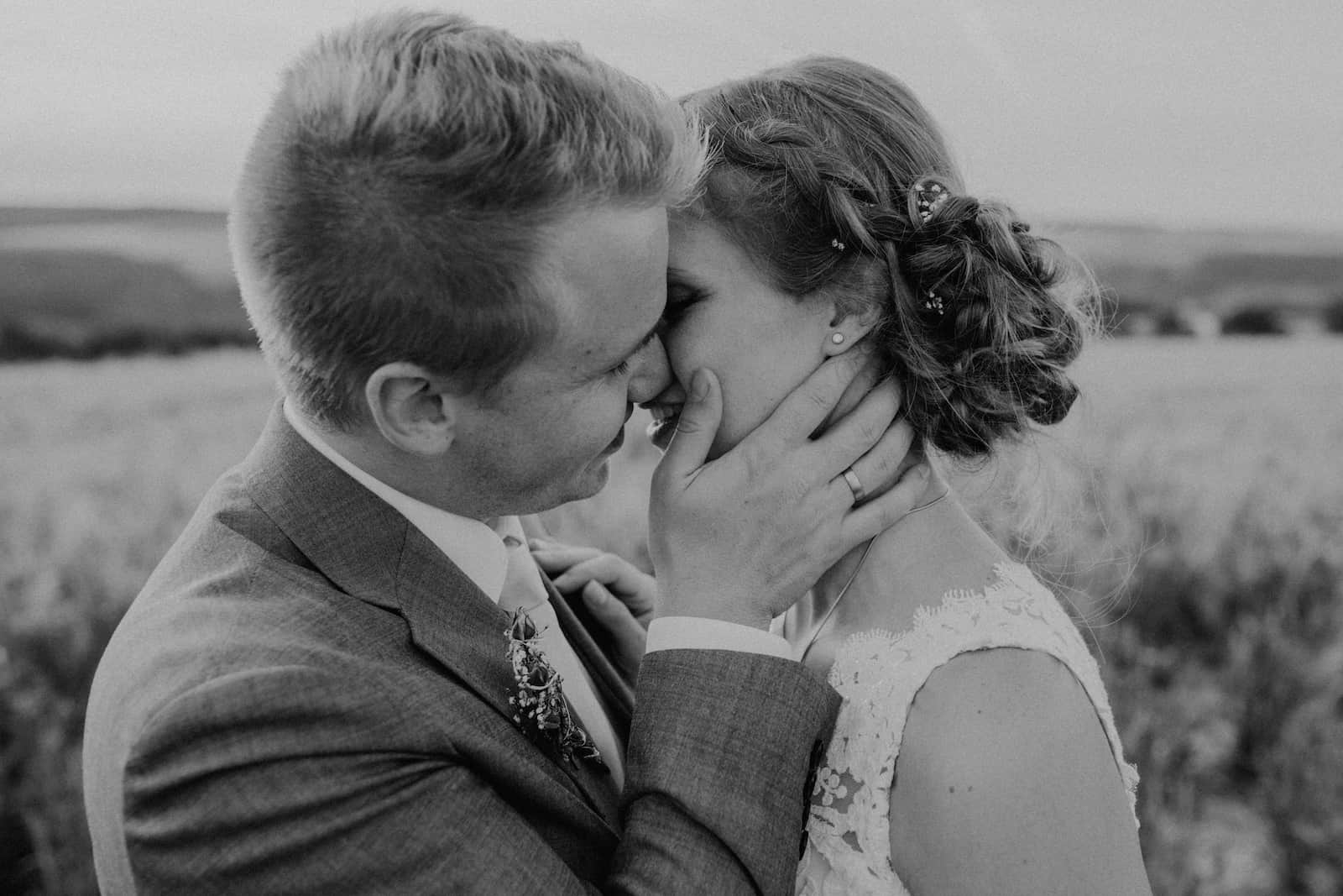 Emotionaler Moment eines Brautpaares bei der Hochzeitsfotografie in Möckmühl, eingefangen vom Hochzeitsfotografen Niklas Hesser.