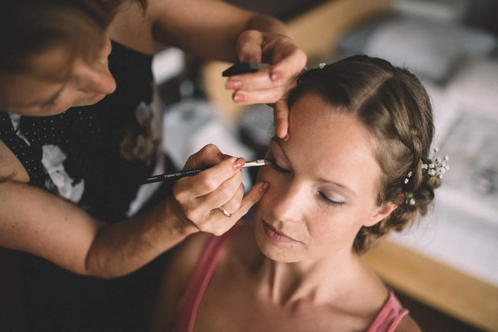 Braut beim Make-up vor der Hochzeit in Möckmühl, festgehalten vom Hochzeitsfotografen Niklas Hesser.