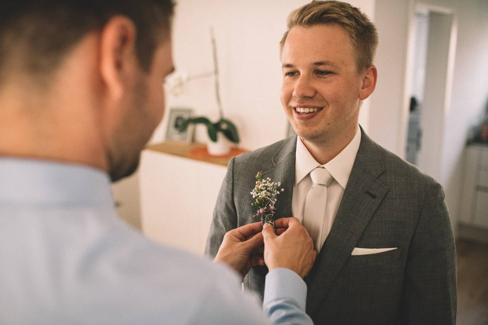 Standesamt Fotografie in Möckmühl: Bräutigam wird für die Hochzeit vorbereitet