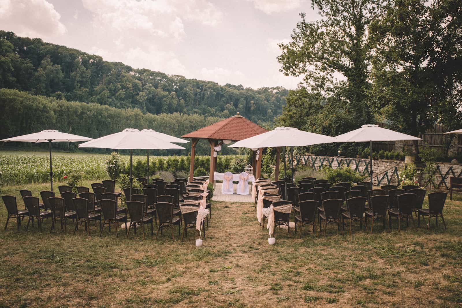 Standesamtliche Hochzeitszeremonie im Freien in Möckmühl, fotografiert vom Hochzeitsfotografen Niklas Hesser.