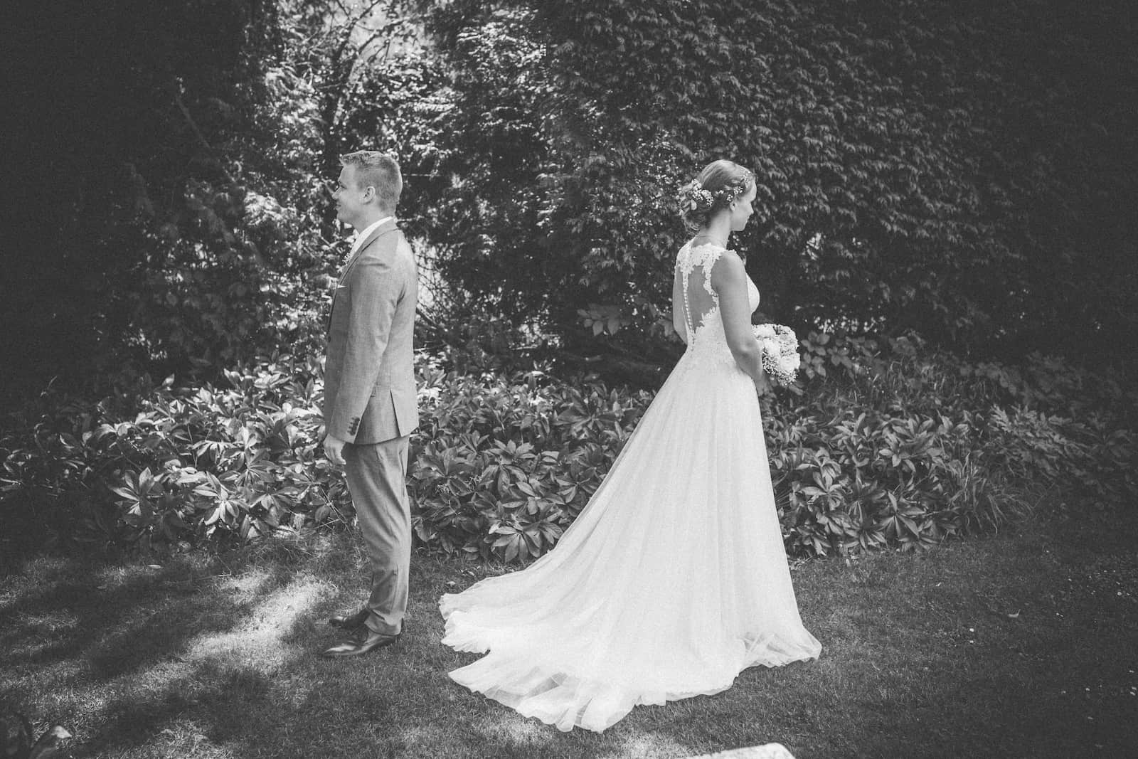 Hochzeitsfotografie im Garten von einem Brautpaar in Möckmühl, aufgenommen vom Hochzeitsfotografen Niklas Hesser.