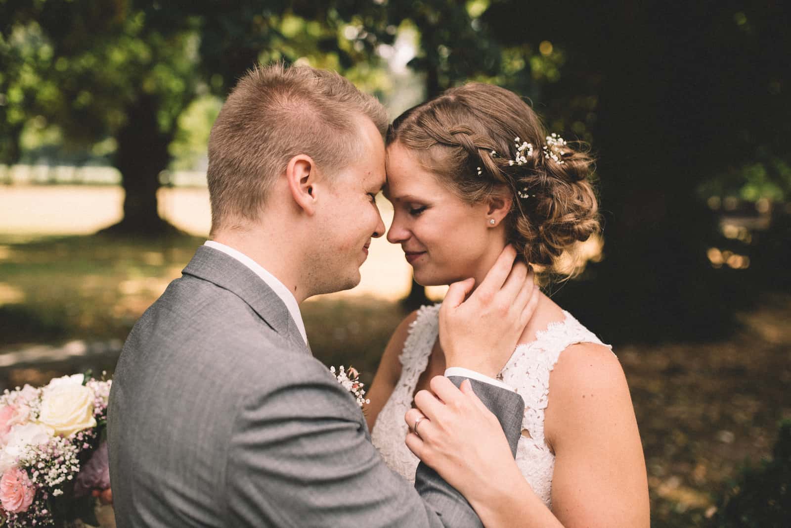 Emotionales Hochzeitsfoto eines Paares in Möckmühl, aufgenommen vom Hochzeitsfotografen Niklas Hesser. Fokus auf natürliche Momente und höchste Bildqualität.