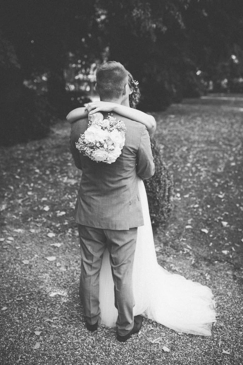 Ein Brautpaar umarmt sich im Freien bei einer standesamtlichen Hochzeit in Möckmühl, fotografiert vom Hochzeitsfotografen Niklas Hesser.