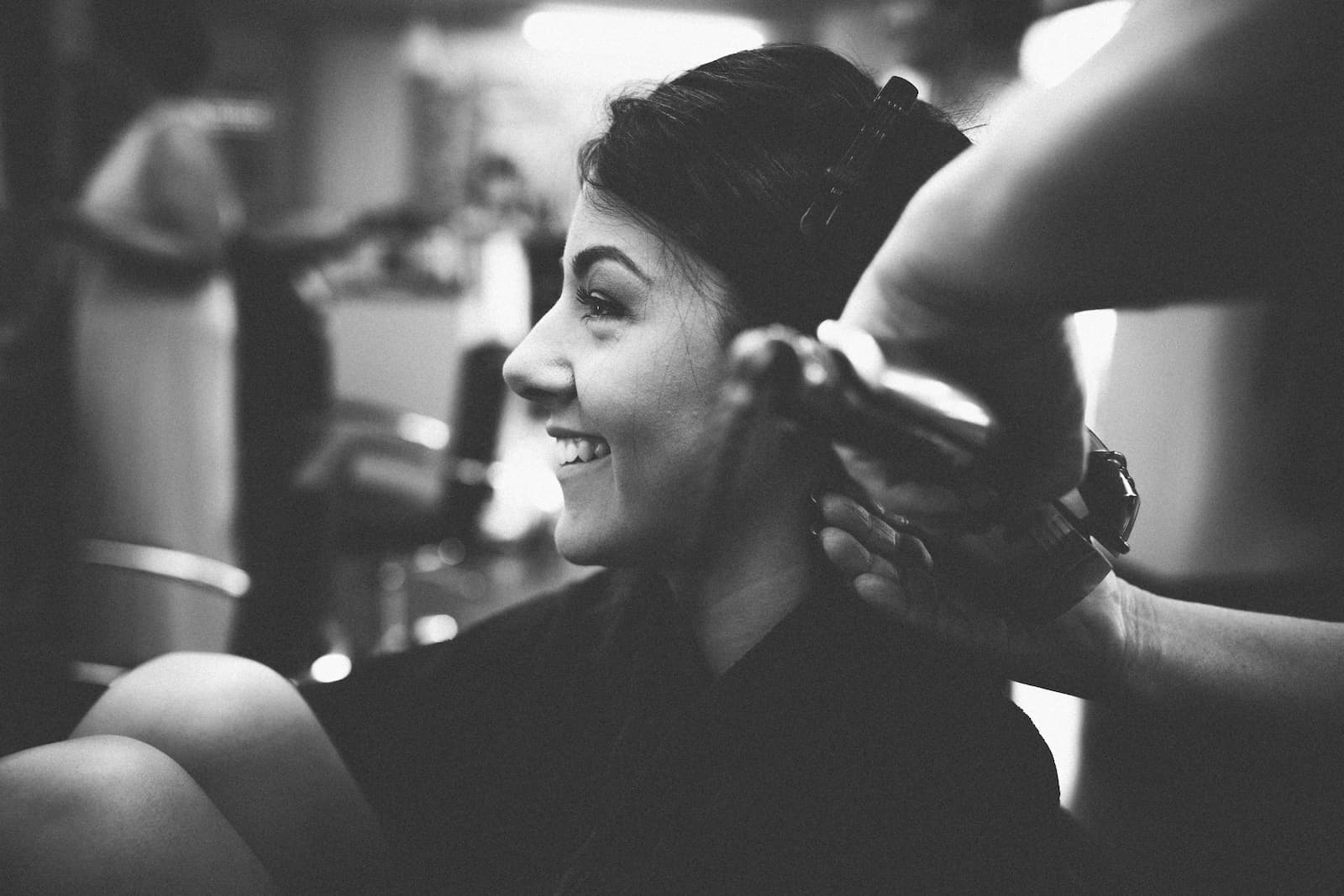 Brautvorbereitung bei einer Hochzeit in Wüstenrot, festgehalten vom Hochzeitsfotografen Niklas Hesser, der sich auf natürliche und emotionale Momente spezialisiert hat.