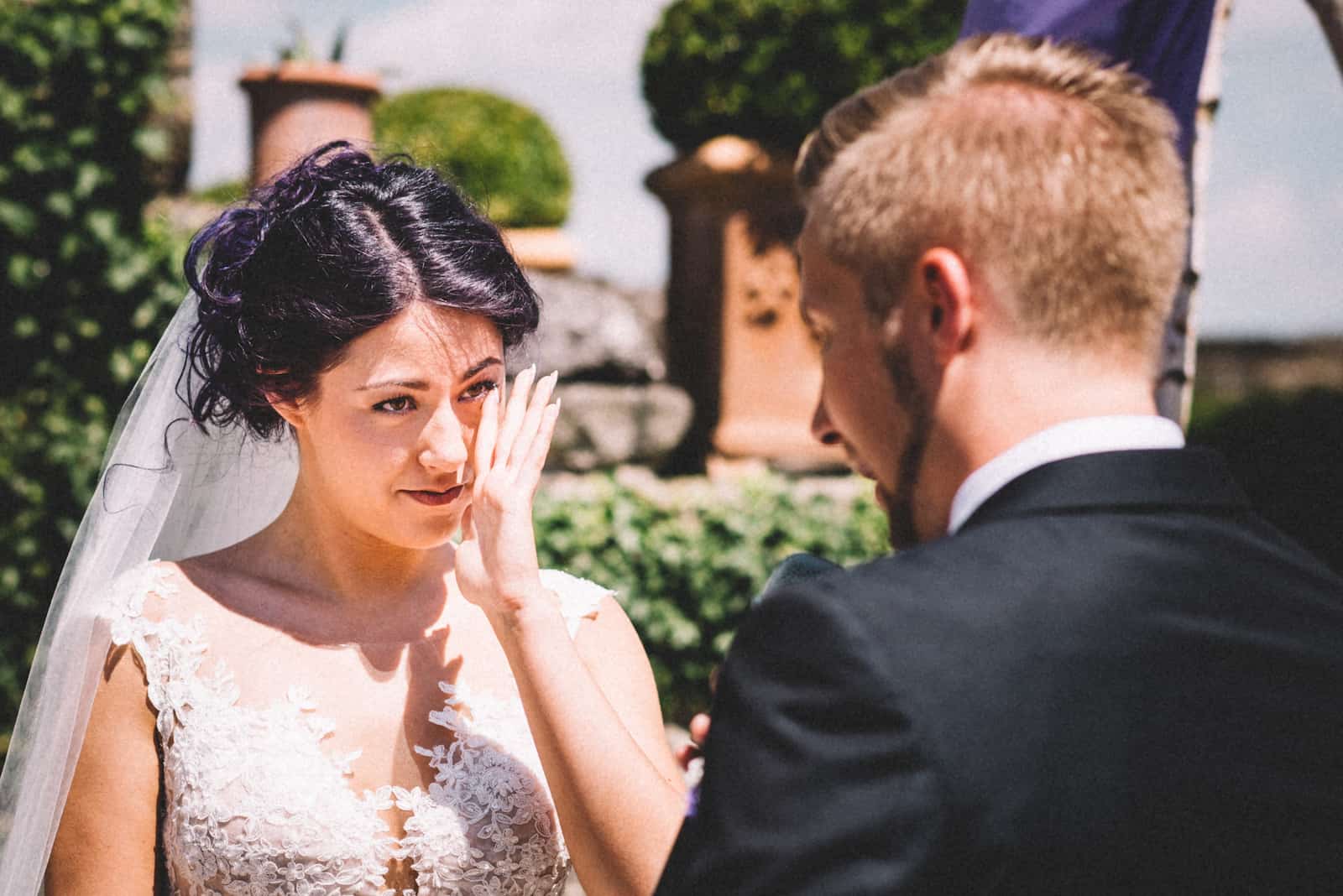 Emotionaler Moment bei einer Hochzeit im Standesamt Wüstenrot, festgehalten von einem Hochzeitsfotografen.