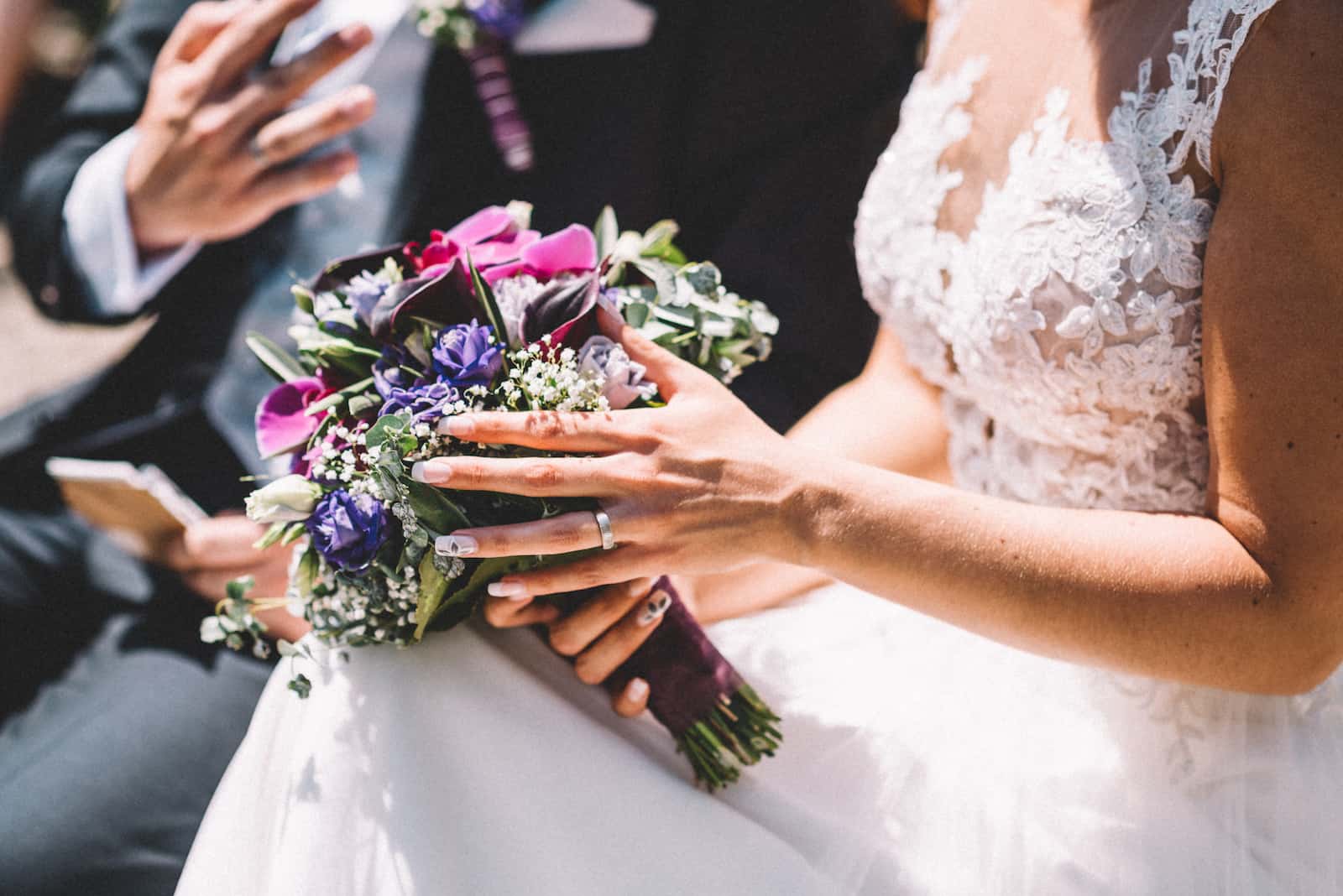 Hochzeitsfotografie in Wüstenrot, Braut hält Blumenstrauß, fotografiert vom Hochzeitsfotografen Niklas Hesser