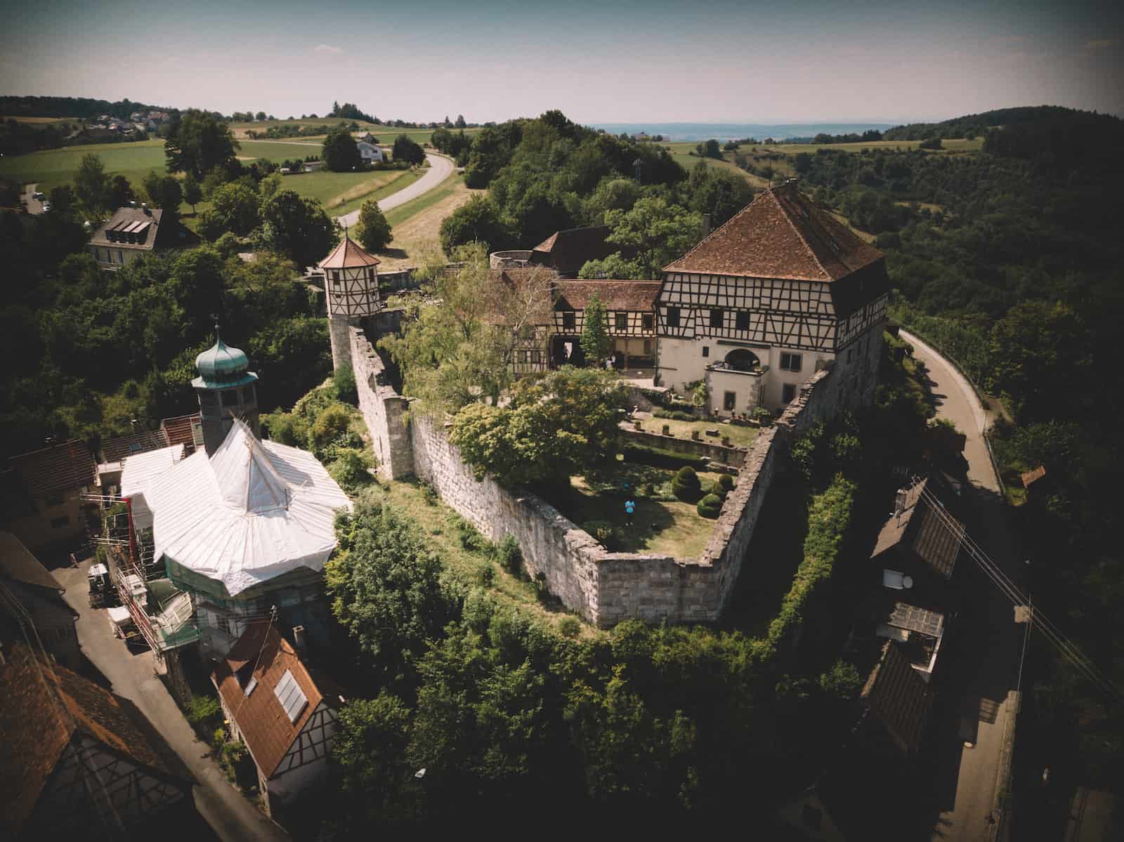 Luftaufnahme einer historischen Burganlage in Wüstenrot, ideal für Hochzeitsfotografie und Standesamt Fotografie.
