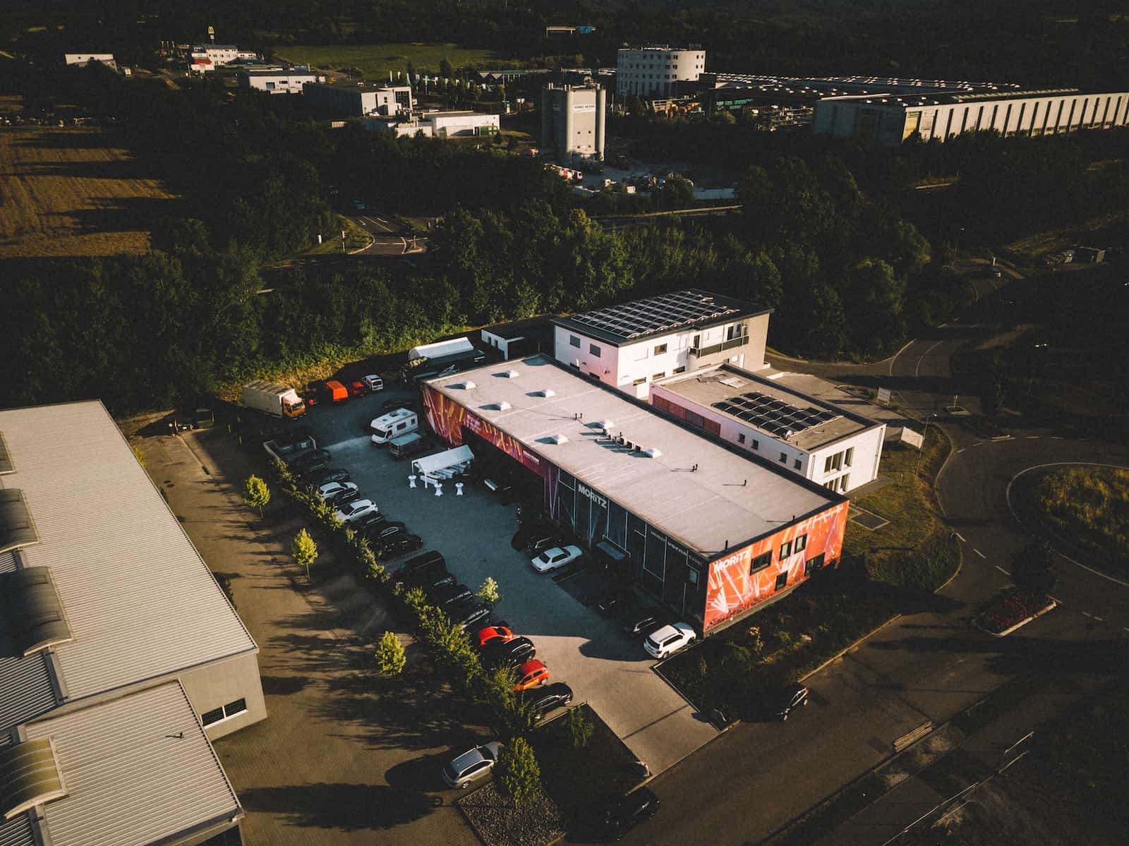 Luftaufnahme eines modernen Gebäudekomplexes in Wüstenrot, ideal für Hochzeitsfotografie und Eventfotografie.