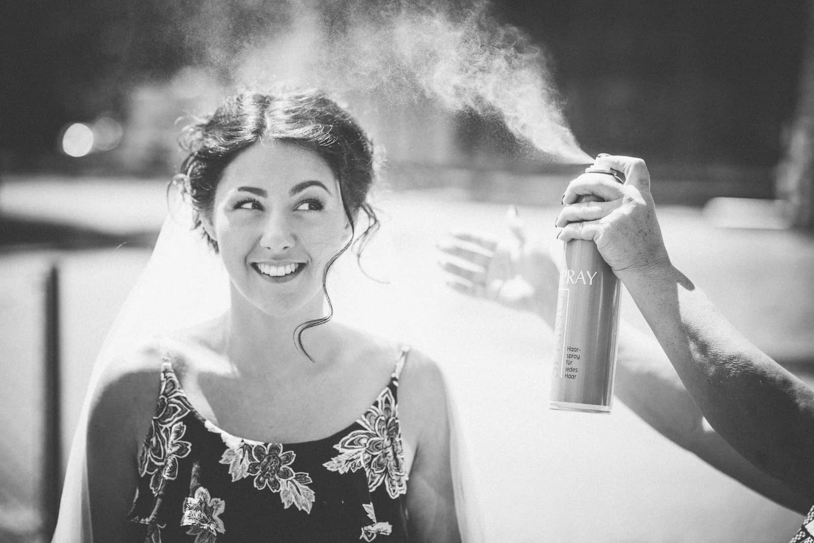 Brautvorbereitung bei der Hochzeitsfotografie in Wüstenrot, festgehalten vom Hochzeitsfotografen Niklas Hesser.