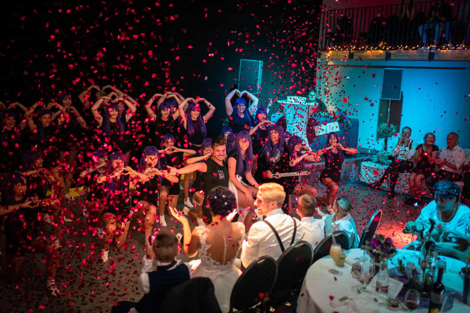 Hochzeitsfeier in Wüstenrot mit Konfettiregen und tanzenden Gästen, festgehalten vom Hochzeitsfotografen Niklas Hesser.