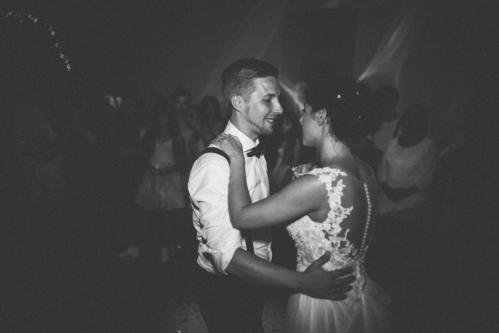 Emotionaler Hochzeitstanz eines Paares in Wüstenrot, festgehalten von einem professionellen Hochzeitsfotografen.