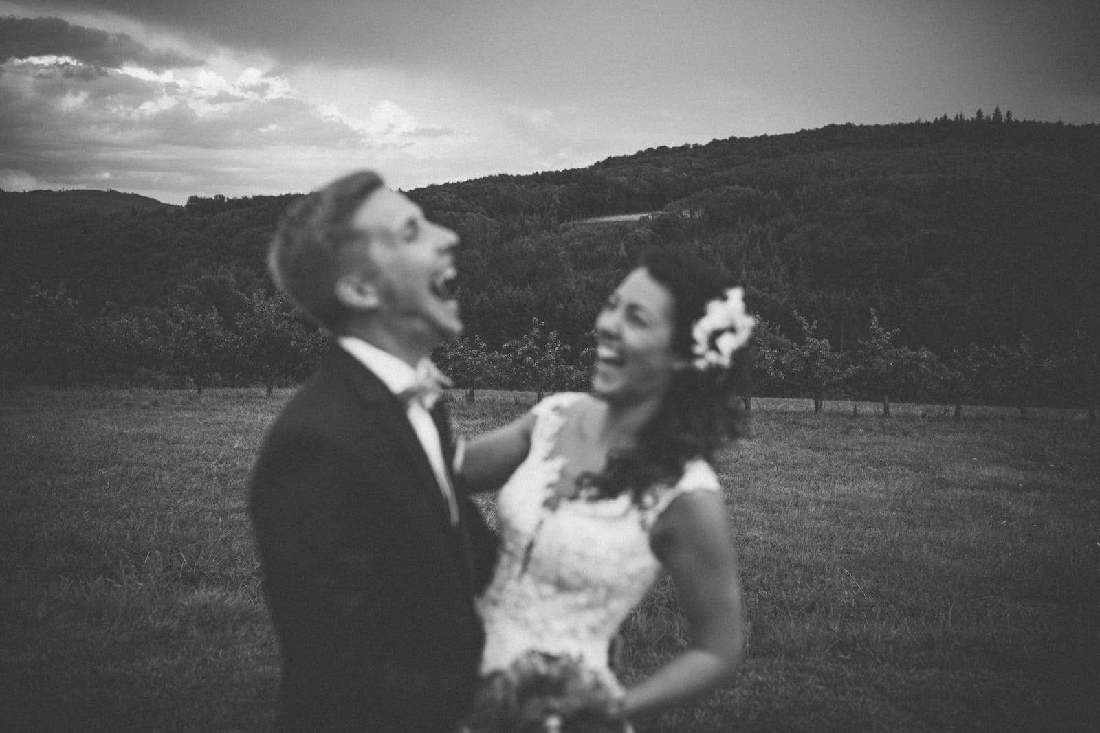 Hochzeitsfotografie in Wüstenrot: Ein lachendes Brautpaar im Freien, aufgenommen vom Hochzeitsfotografen Niklas Hesser.