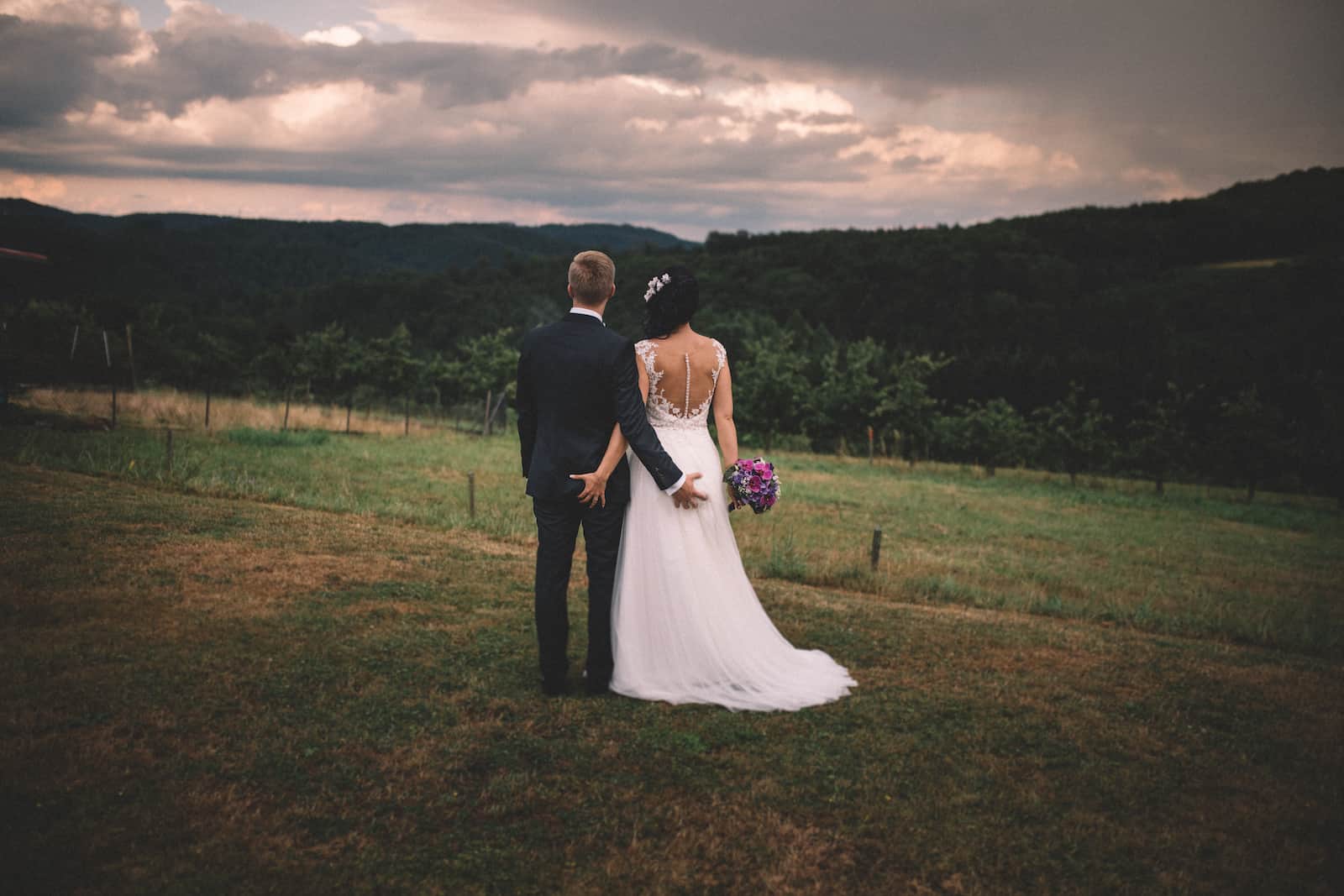 Hochzeitsfotografie in Wüstenrot mit Blick auf die Landschaft, aufgenommen vom Hochzeitsfotografen Niklas Hesser.