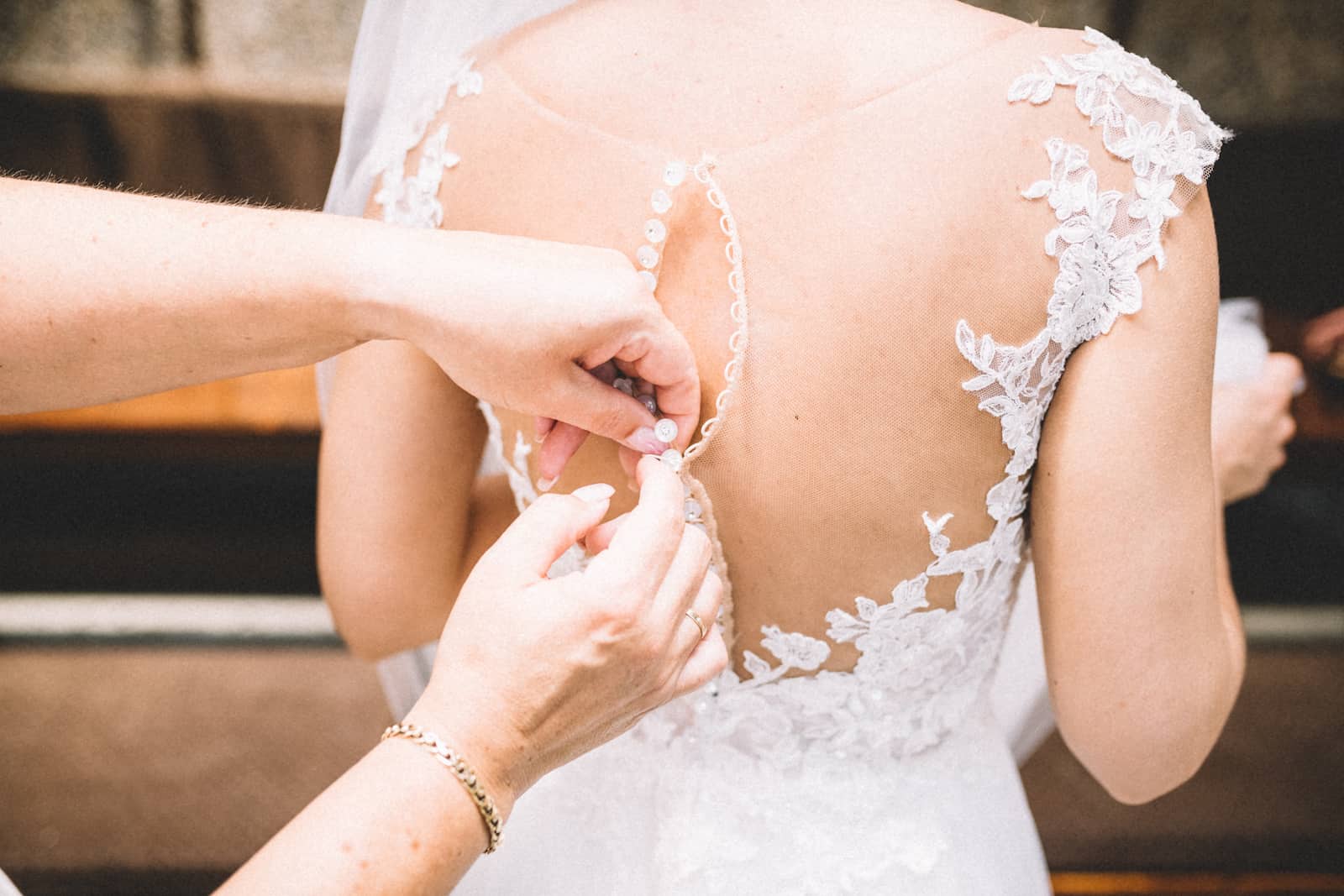 Detailaufnahme einer Braut, die in Wüstenrot für die standesamtliche Hochzeit vorbereitet wird, fotografiert vom Hochzeitsfotografen Niklas Hesser.