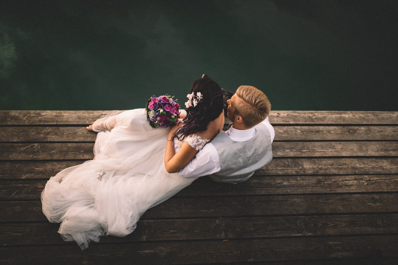 Hochzeitsfotografie in Wüstenrot: Brautpaar auf einem Steg, aufgenommen vom Hochzeitsfotografen Niklas Hesser