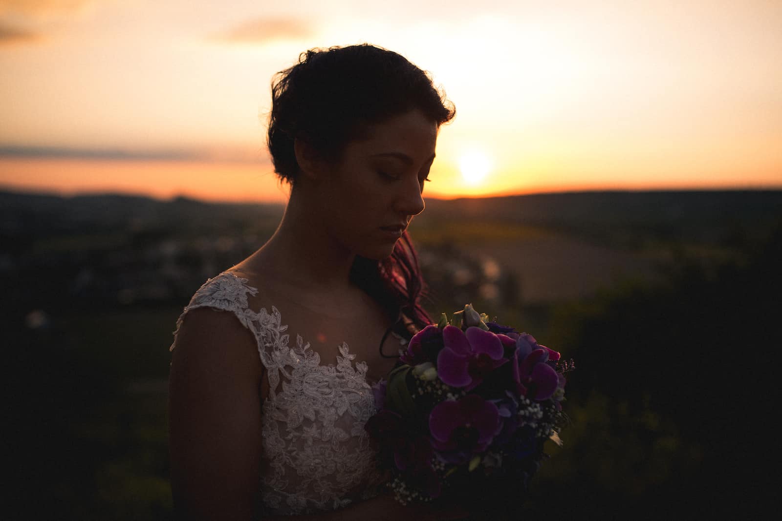 Hochzeitsfotografie bei Sonnenuntergang in Wüstenrot, festgehalten vom Hochzeitsfotografen Niklas Hesser.