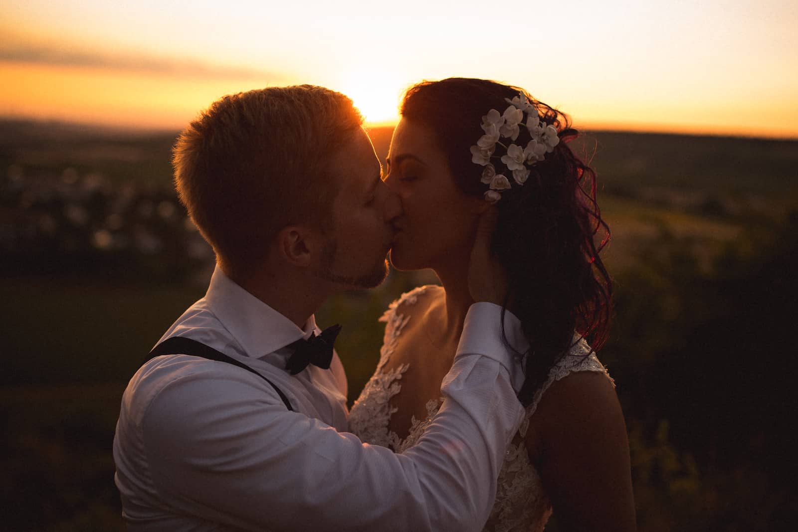 Romantische Hochzeitsfotografie in Wüstenrot bei Sonnenuntergang, aufgenommen vom Hochzeitsfotografen Niklas Hesser.