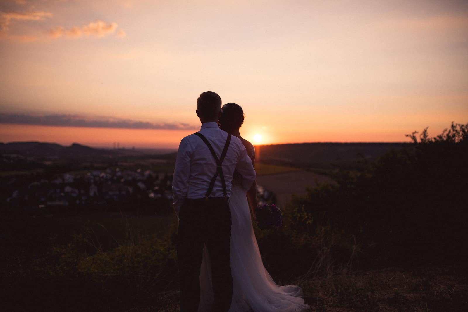Romantische Hochzeitsfotografie bei Sonnenuntergang in Wüstenrot, aufgenommen vom Hochzeitsfotografen Niklas Hesser.