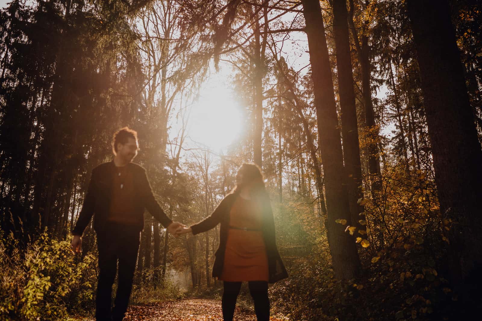 Paar-Fotoshooting im Wald bei Cleversulzbach, eingefangen vom Eventfotografen Niklas Hesser